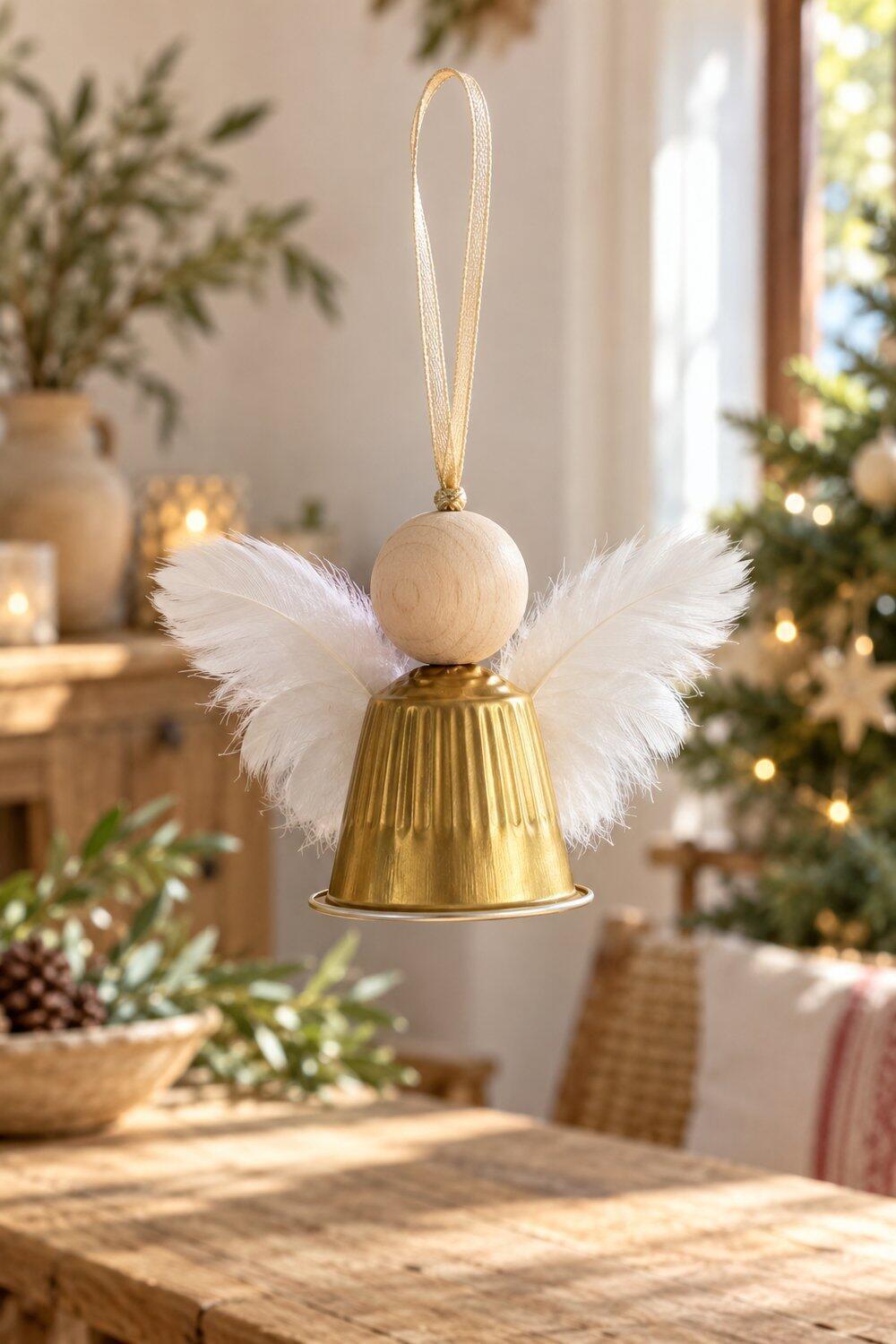 Adornos de Navidad caseros fáciles y bonitos Ángel de cápsula dorada con cabeza de madera y alas blancas