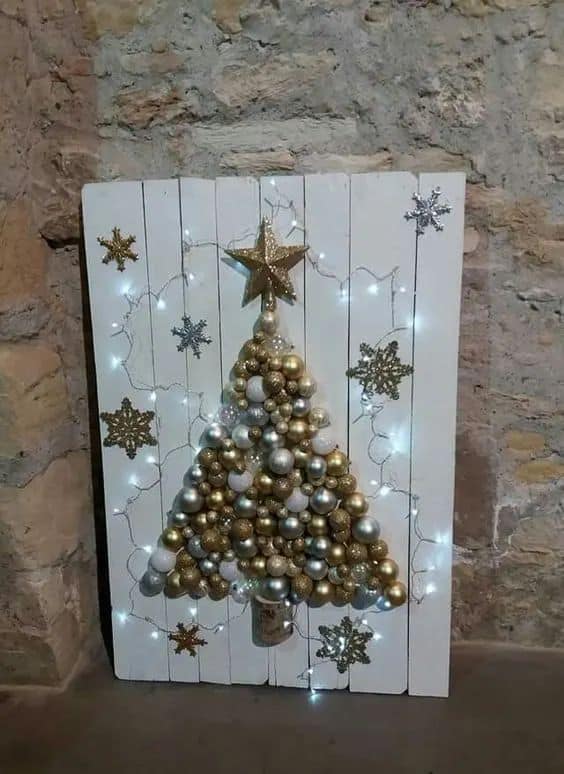 arboles de navidad hechos con bolas madera 3