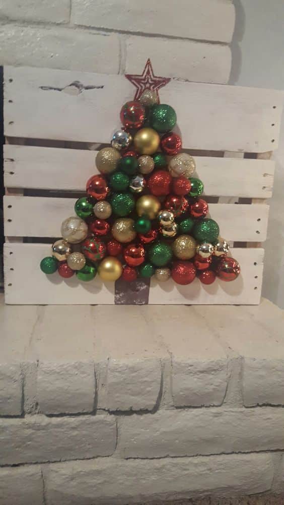 arboles de navidad hechos con bolas madera 7