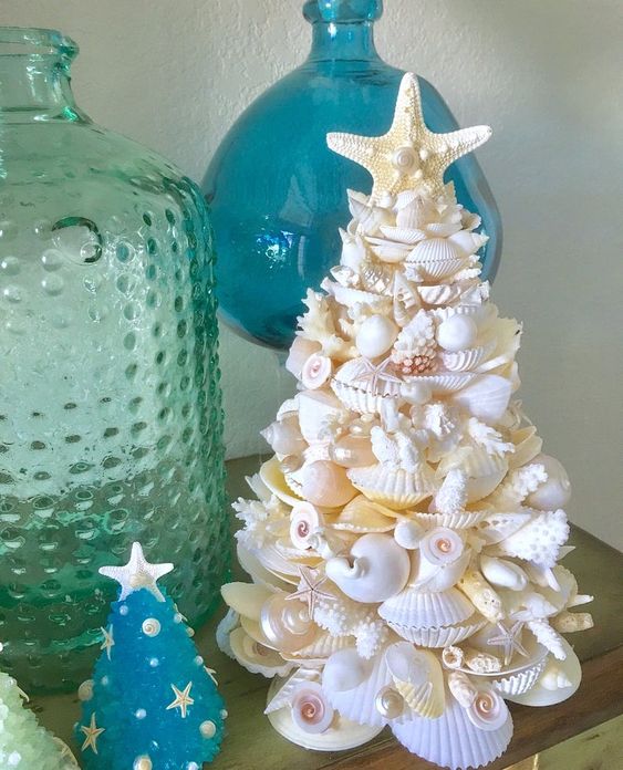 arboles de navidad hechos con conchas marinas 1