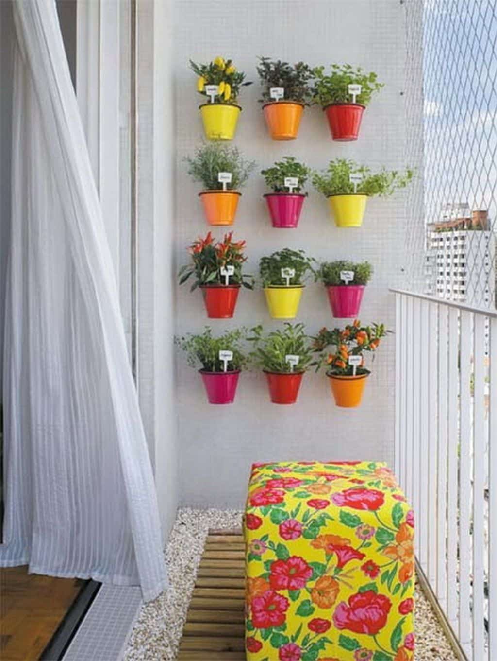 balcones decorados con plantadores 13