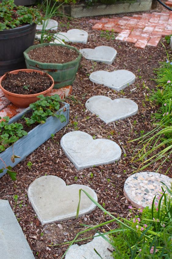 caminos de jardin con figuras de cemento 2