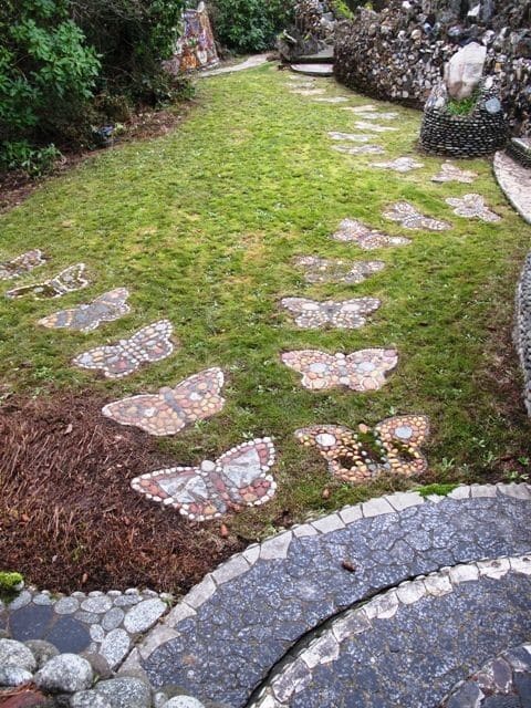 caminos de jardin con figuras de cemento