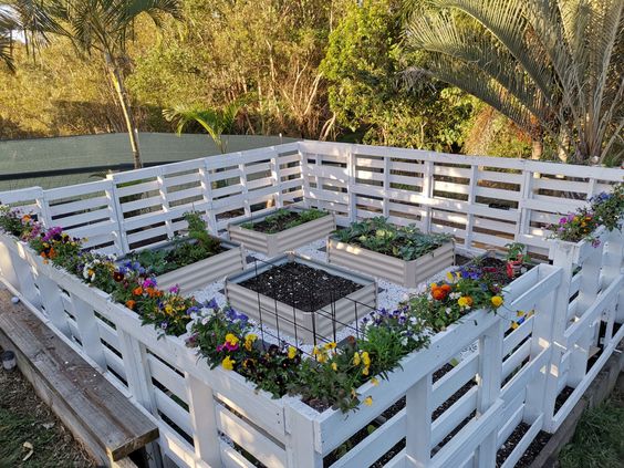 cercas hechas con vallas de madera para tu jardin 8