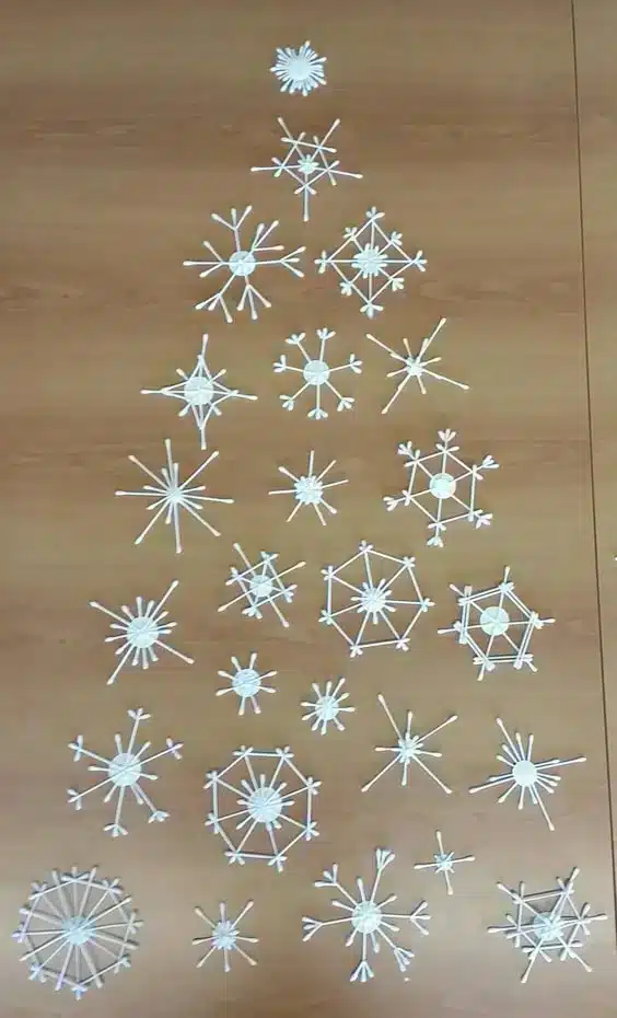 Crea copos de nieve mágicos con hisopos de algodón para tu Navidad: una manualidad fácil, ecológica y llena de encanto crea copos de nieve magicos con hisopos de algodon 4
