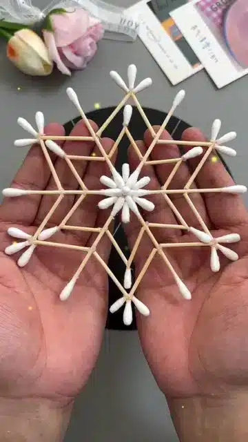 Crea copos de nieve mágicos con hisopos de algodón para tu Navidad: una manualidad fácil, ecológica y llena de encanto crea copos de nieve magicos con hisopos de algodon