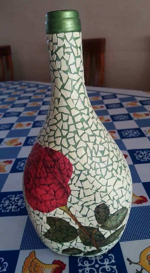 decorar botellas de vidrio con cascaras de huevo 3