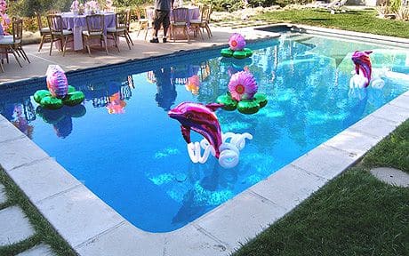 decorar la piscina para una fiesta 6