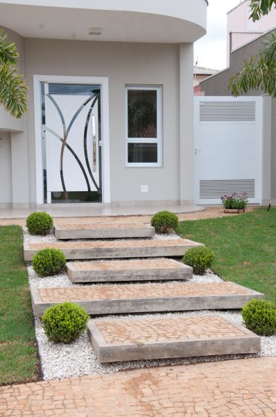 escaleras al exterior de su casa