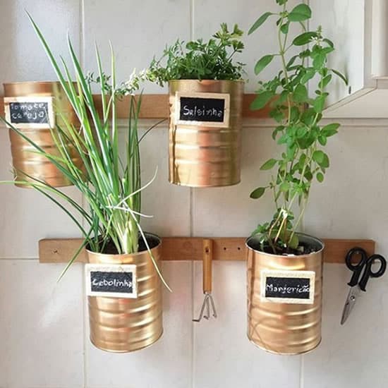 ideas de jardin suspendido con latas 1