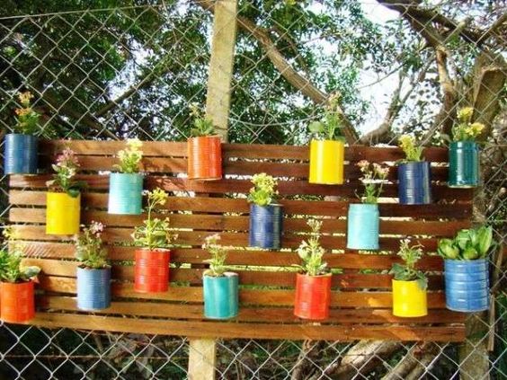 ideas de jardin suspendido con latas 12