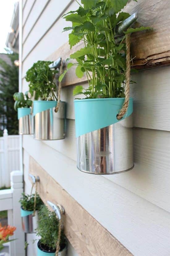 ideas de jardin suspendido con latas