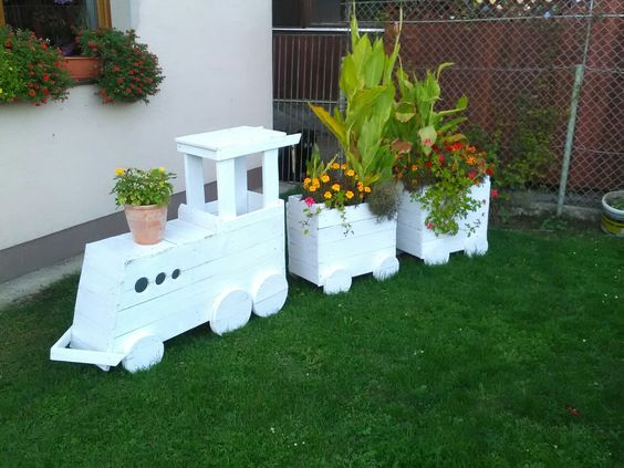 ideas de jardineras de tren para tu jardin 2