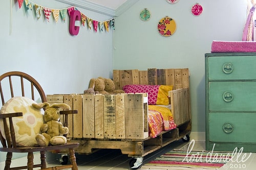 ideas de muebles infantiles hechos con palets 2