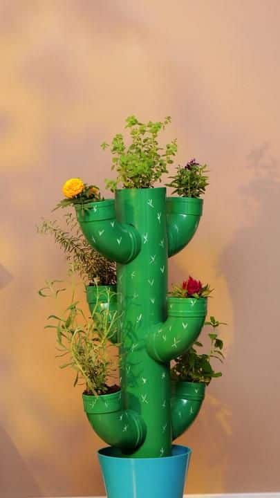 jardineras con forma de cactus fabricadas con tubos de pvc