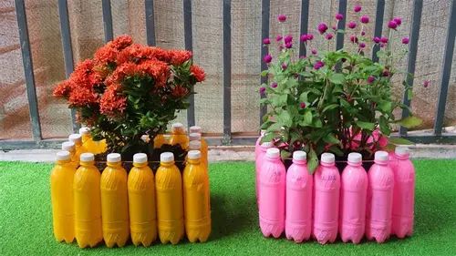 macizos de flores hechos botellas de colores 1