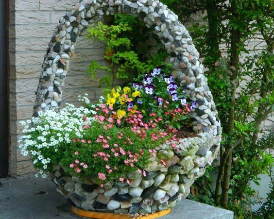 macizos de flores hechos con cestas de piedra 1