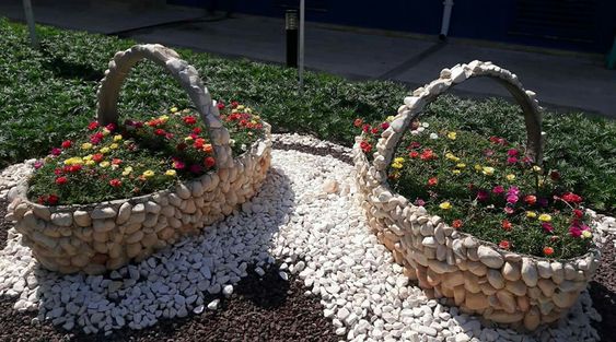 macizos de flores hechos con cestas de piedra 2