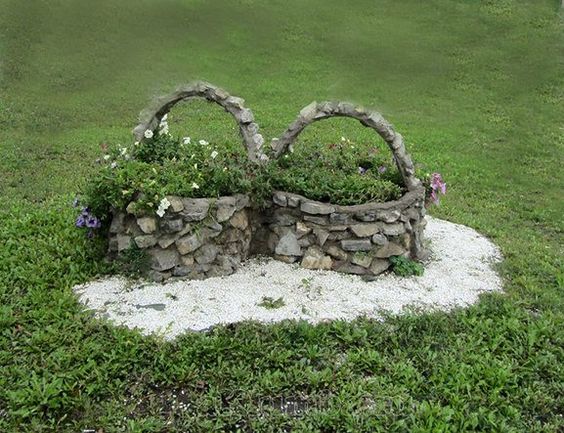 macizos de flores hechos con cestas de piedra 3