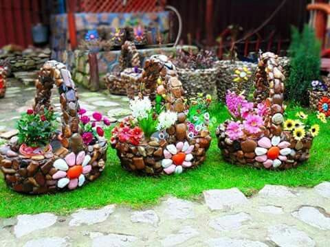 macizos de flores hechos con cestas de piedra 4