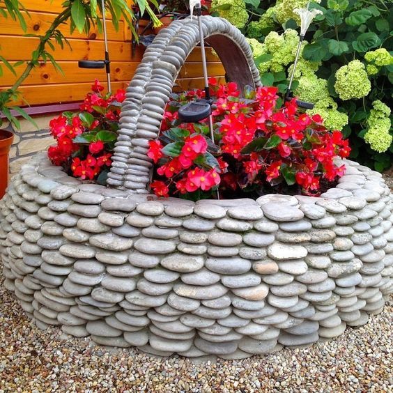 macizos de flores hechos con cestas de piedra 5