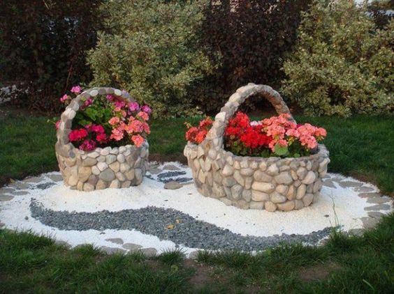 macizos de flores hechos con cestas de piedra