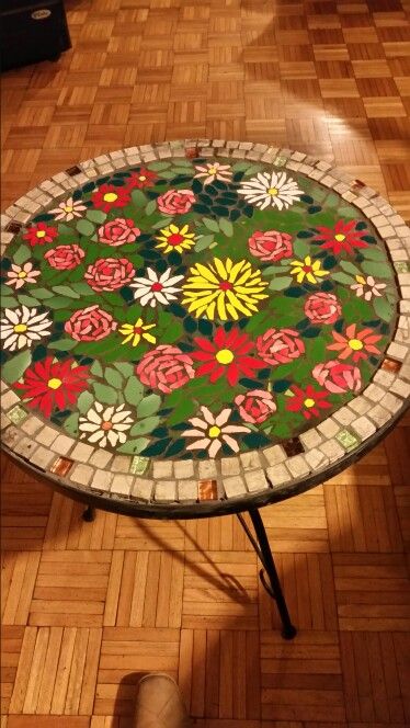 mesas decoradas con mosaicos
