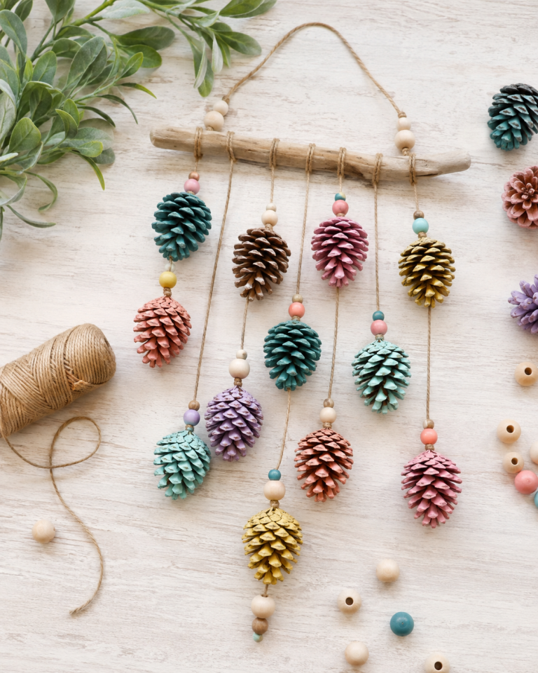 Móvil colorido hecho a mano con piñas: una decoración creativa y natural Móvil colorido hecho a mano con piñas: una decoración creativa y natural movil colorido hecho a mano con pinas 5