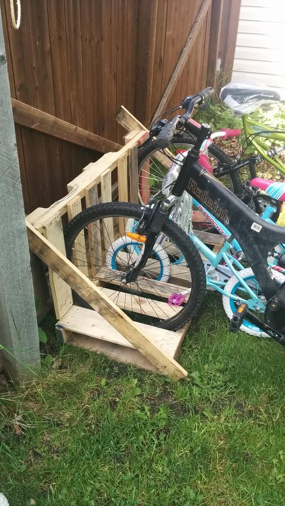 organiza tus bicicletas con palets de madera 2