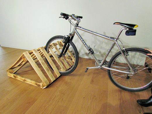 organiza tus bicicletas con palets de madera