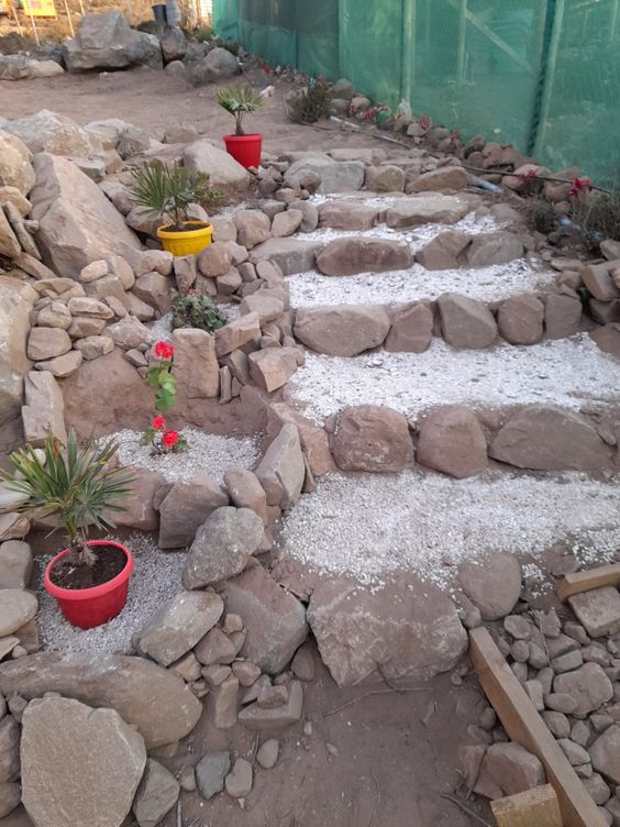 piedras para crear escaleras para tu jardin