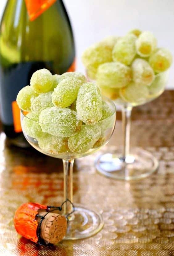 presentar las uvas de la suerte en nochevieja decoracion copas