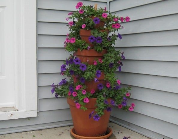 torre de macetas con flores 16