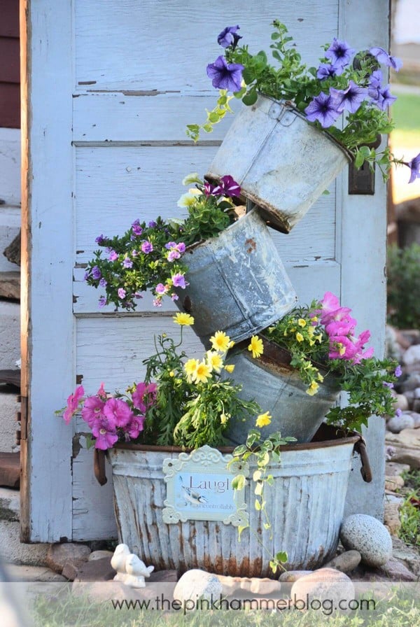 torre de macetas con flores 3