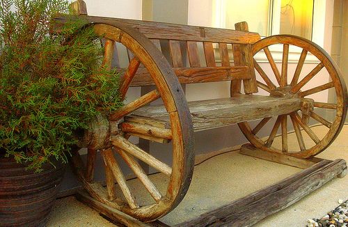 usar ruedas de madera viejas para decorar 7