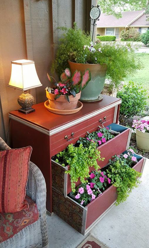 utilizar muebles antiguos para decorar tu jardin 2