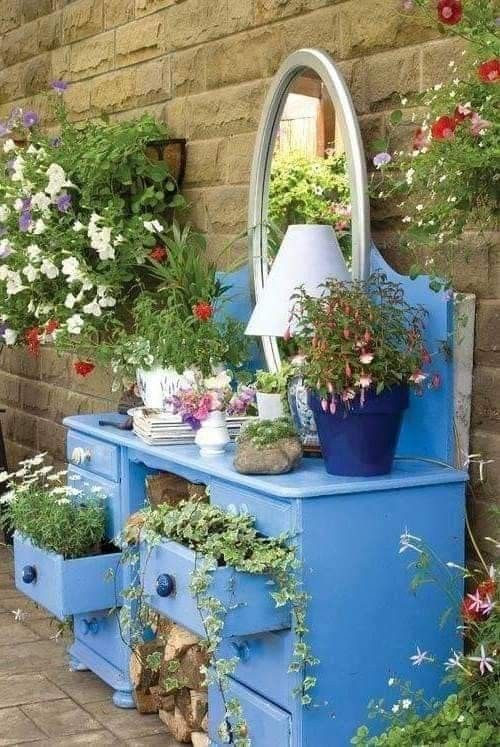 utilizar muebles antiguos para decorar tu jardin 4