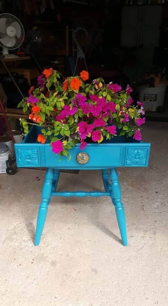 utilizar muebles antiguos para decorar tu jardin 9