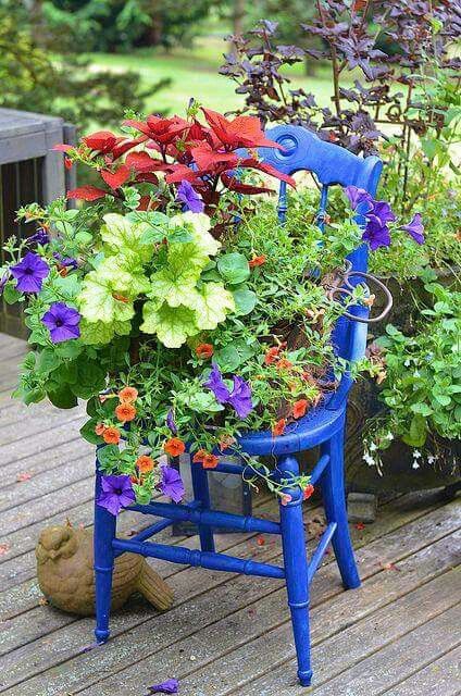 utilizar muebles antiguos para decorar tu jardin